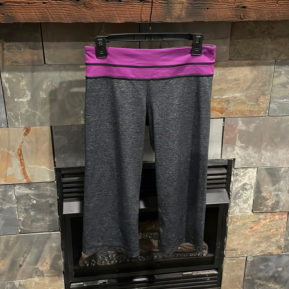 0322 Lululemon Groove crop 19” size 8